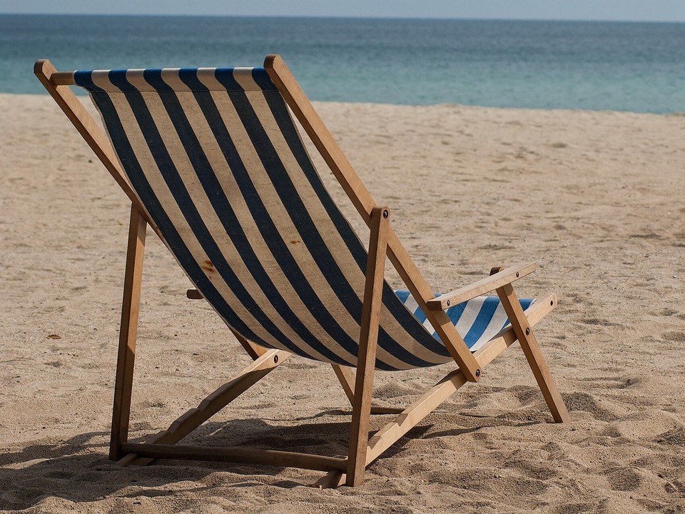 Креслення та інструкція для самостійного виготовлення дерев'яного шезлонга в домашніх умовах