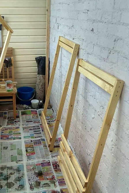 Інструменти та матеріали для створення шезлонга своїми руками: молоток, дошки, пила.