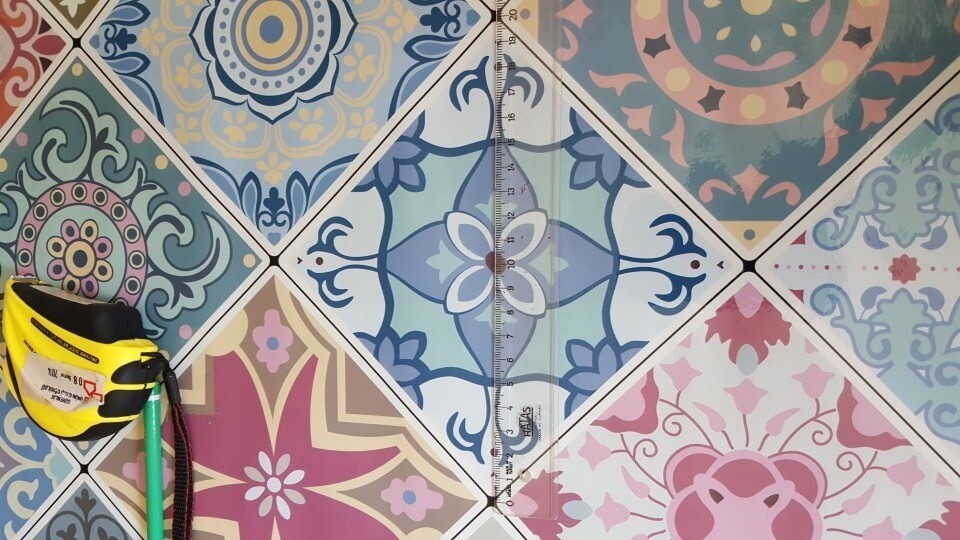 Використання молдингів для оновлення кухонних фасадів своїми руками, креативне рішення.