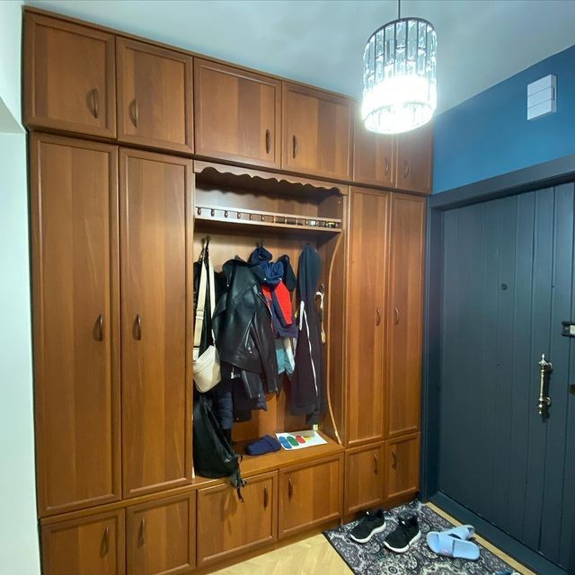 Реставрація старої шафи: приклад успішної переробки меблів до та після