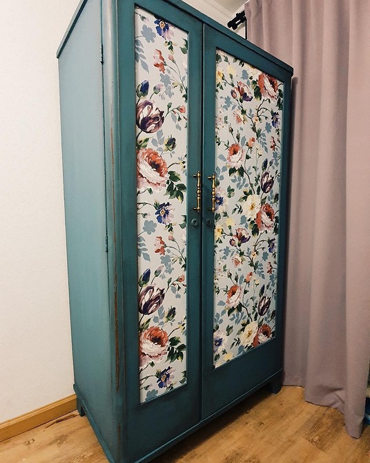 Ідея оновлення шафи: фарбування меблів для зміни стилю інтер'єру кімнати.