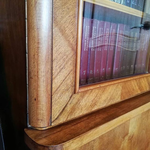 Фарбування старої шафи: вибір кольору та техніки для успішного оновлення меблів.