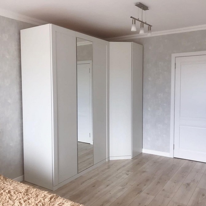 Декор меблів: додавання нових ніжок до шафи для зміни її стилю та висоти.