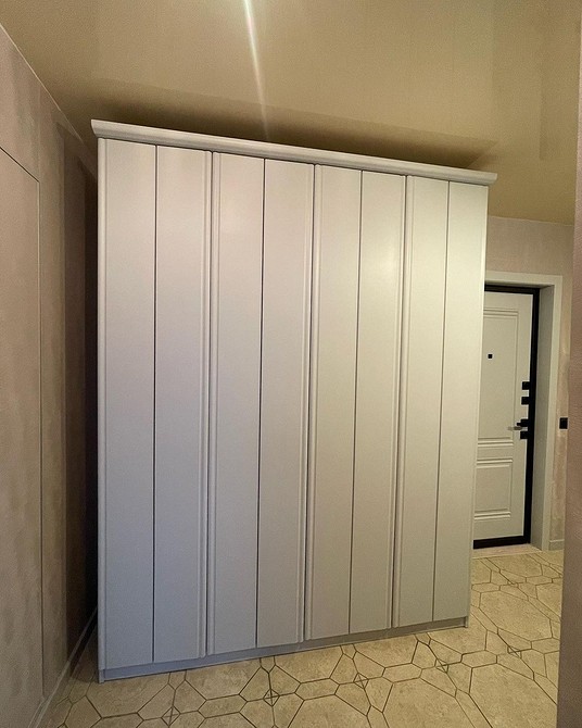 Оновлення старої шафи: ідеї переробки та декоративне фарбування меблів в стилі ретро.