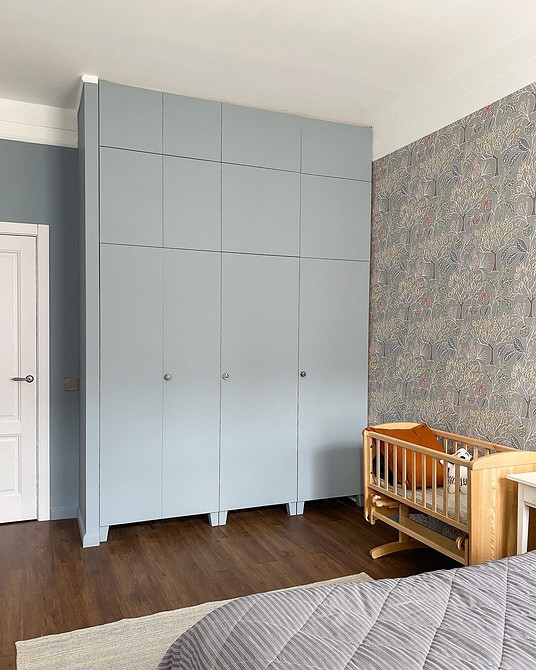 Декор меблів своїми руками: використання трафаретів для створення унікального дизайну на шафі.