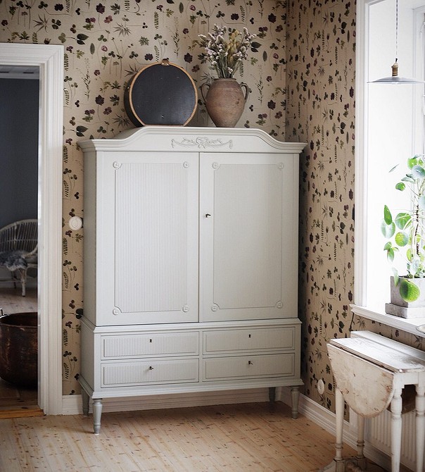 Оновлення старого шафа: приклад використання шпалер для декорування дверей шафи.