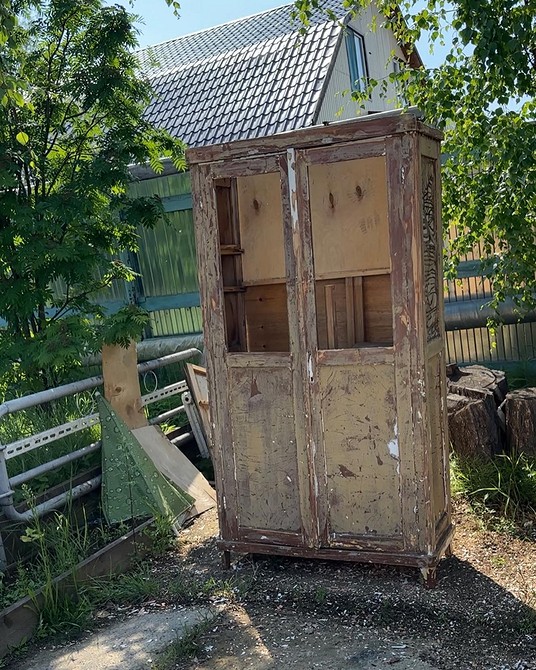 Декорування старої шафи за допомогою трафаретів: ідеї для переробки меблів.