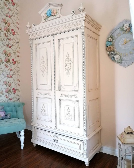 Оновлена стара шафа: свіжий вигляд меблів після реставрації та фарбування.