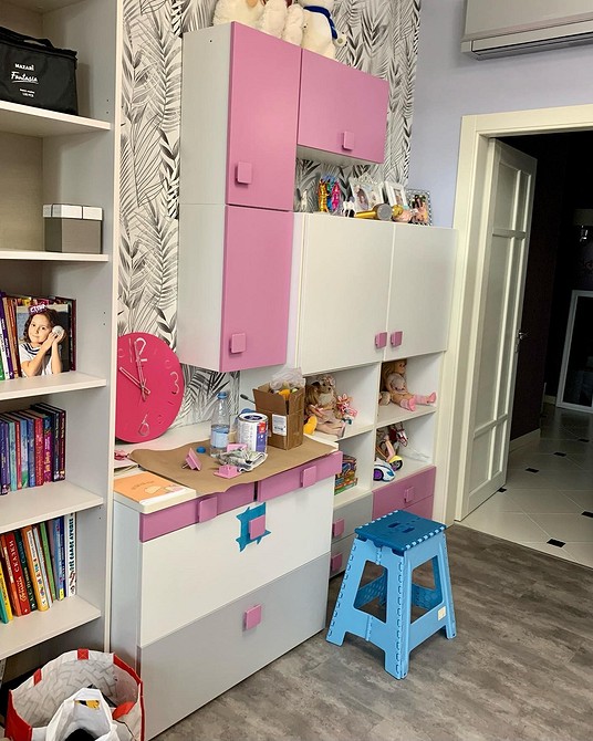 Декор старої шафи з використанням трафаретів: ідея для творчого оновлення меблів