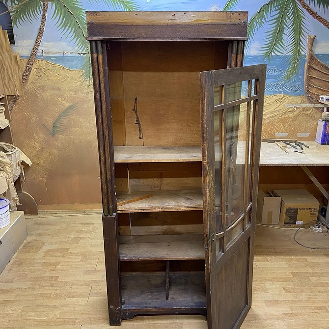 Внутрішнє оновлення старої шафи: обклеювання шпалерами для переробки меблів.