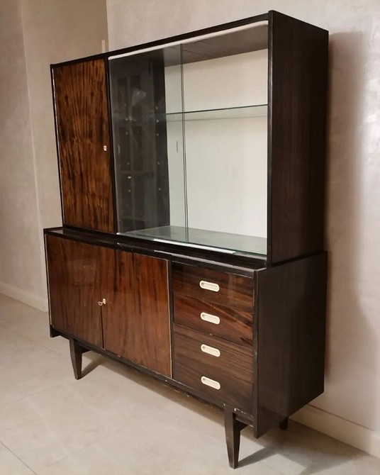 Оновлена шафа в стилі шебі-шик: переробка старих меблів з ефектом старовини.