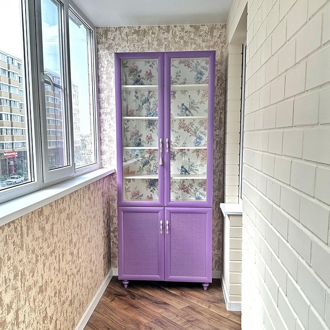 Відновлення старої шафи з використанням різних кольорів: яскравий акцент в інтер'єрі