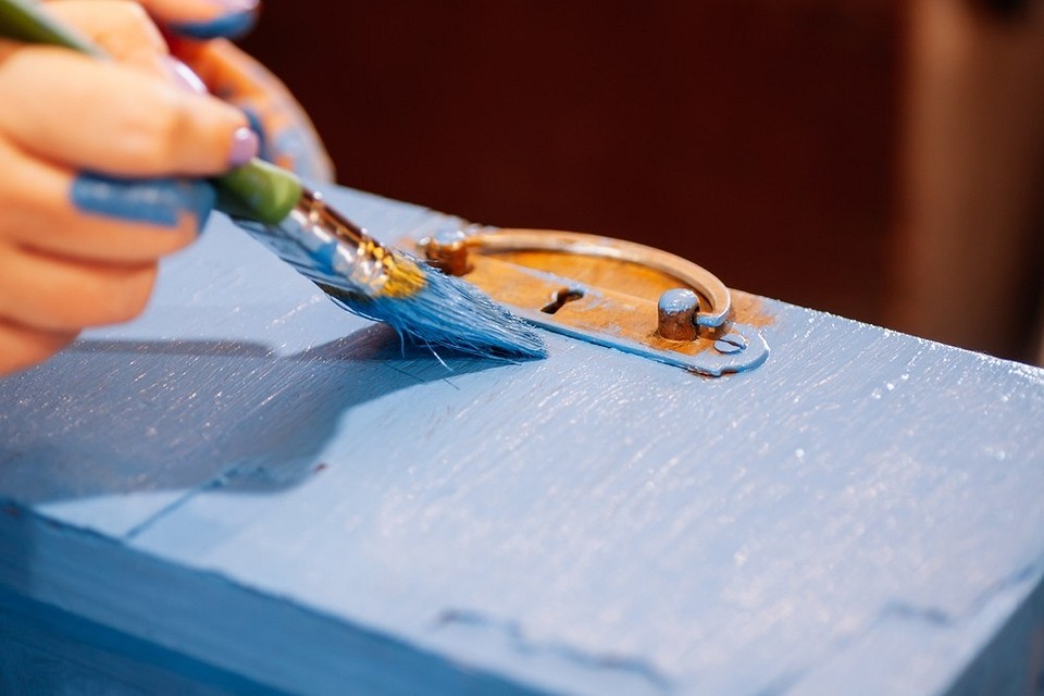 Ідеї для переробки шафи: фарбування меблів та використання нових ручок для оновлення.