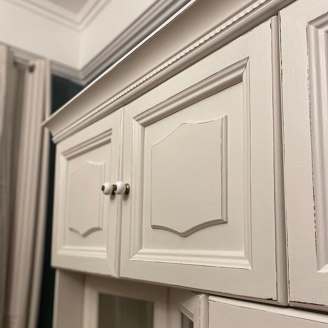 Декор старої шафи: використання трафаретів для оновлення меблів своїми руками