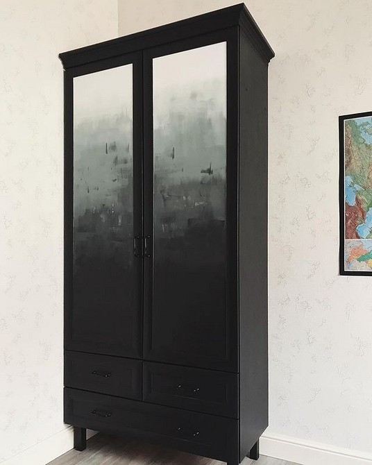 Реставрована шафа: приклад вдалого оновлення старих меблів своїми руками