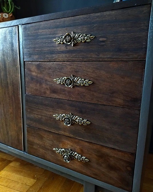 Використання наждачного паперу для підготовки старої шафи до фарбування.