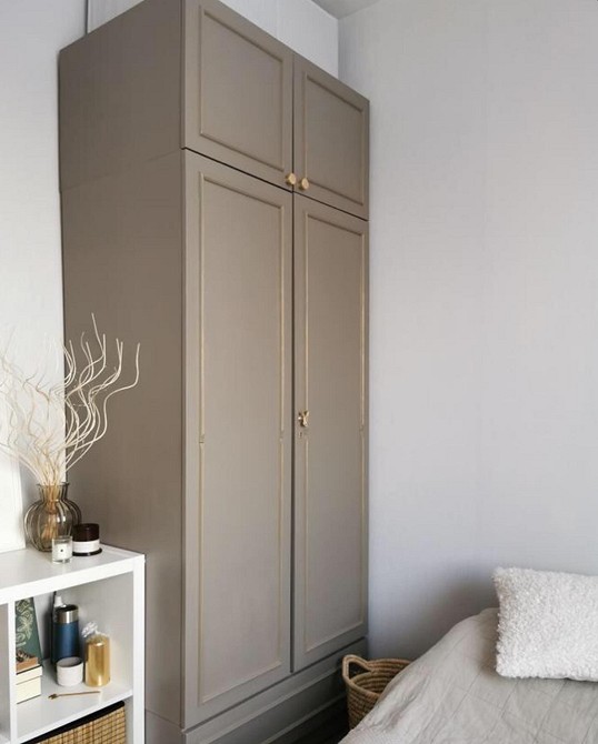 Реставрація старого шафа: приклад використання молдингів для декорування дверей шафи.