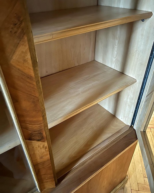 Стара дерев'яна шафа до реставрації: приклад меблів, що потребують відновлення.