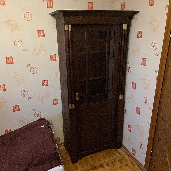 Відновлення лакового покриття старої шафи: процес реставрації дерев'яних меблів.