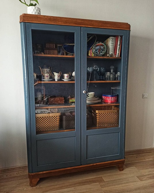 Фарбування меблів: використання крейдової фарби для створення ефекту зістареної шафи.