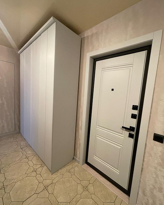 Стара шафа до і після реставрації: процес відновлення та оновлення зовнішнього вигляду.