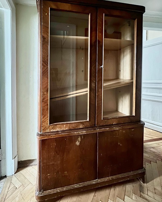 Процес фарбування старої шафи: етап відновлення меблів своїми руками.
