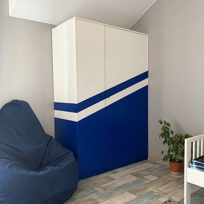 Реставрація меблів: шліфування старої шафи перед фарбуванням для кращого результату.