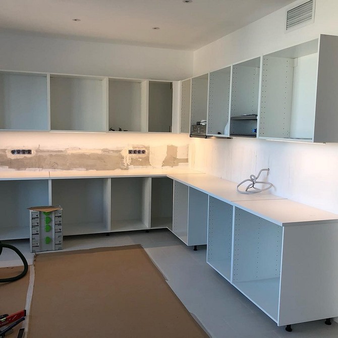 Інструменти для з'єднання кухонних стільниць: фрезер, шаблон, стяжки для точного монтажу.