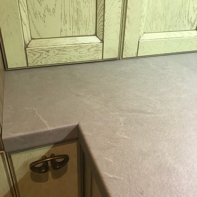 Приклад якісного з'єднання кухонних стільниць, демонструючи професійний монтаж.