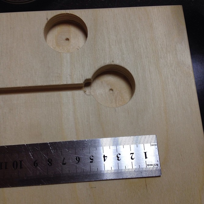 Непомітне з'єднання кухонних стільниць: приклад професійного монтажу для довговічності.