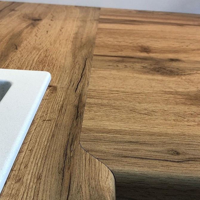 З'єднання кухонних стільниць з використанням спеціальних стяжок для надійної фіксації.