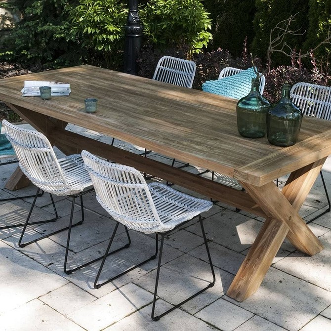 Реставрація старих садових меблів своїми руками: процес зняття старої фарби.