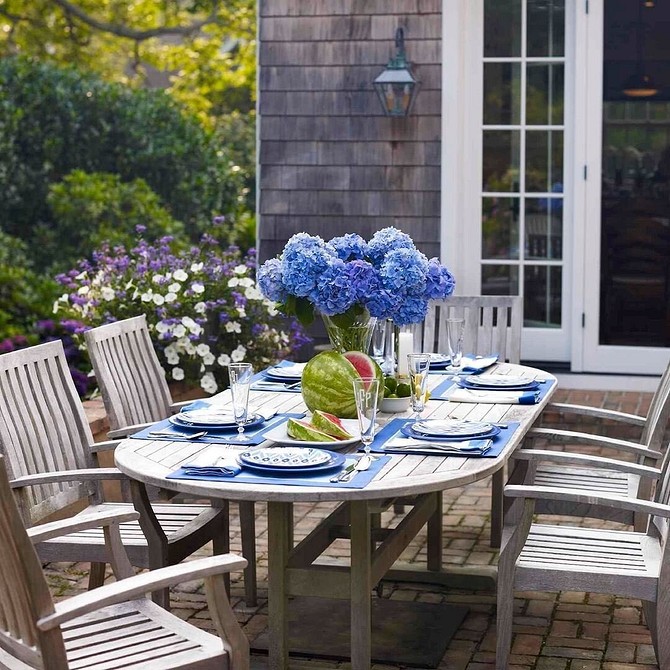 Відновлення ротангових садових меблів: плетіння нового полотна на пошкодженому кріслі.