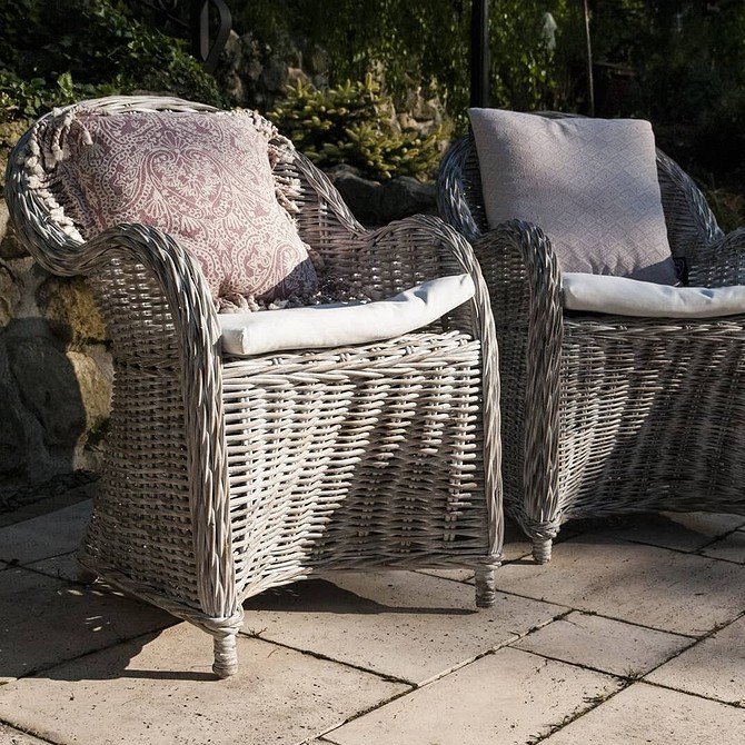 Садові меблі після реставрації: оновлений дерев'яний стіл з новими ніжками.