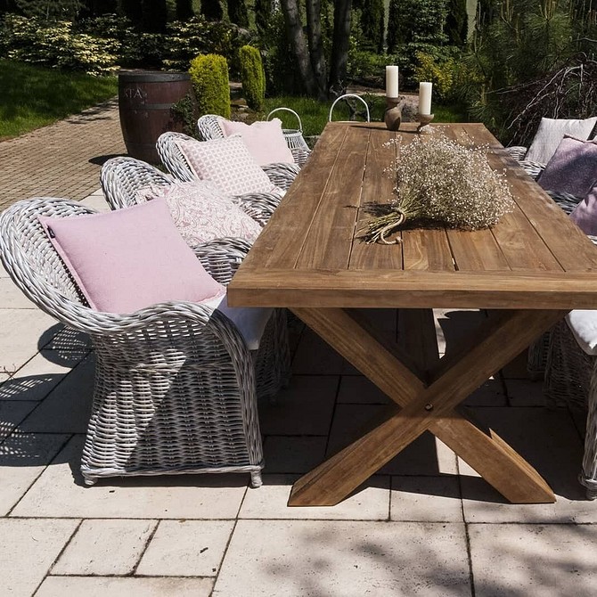 Процес реставрації пластикових садових меблів: очищення та фарбування стільця