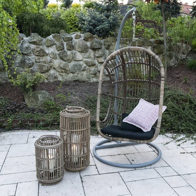 Реставрація садових меблів: процес лакування дерев'яної стільниці для захисту від вологи.