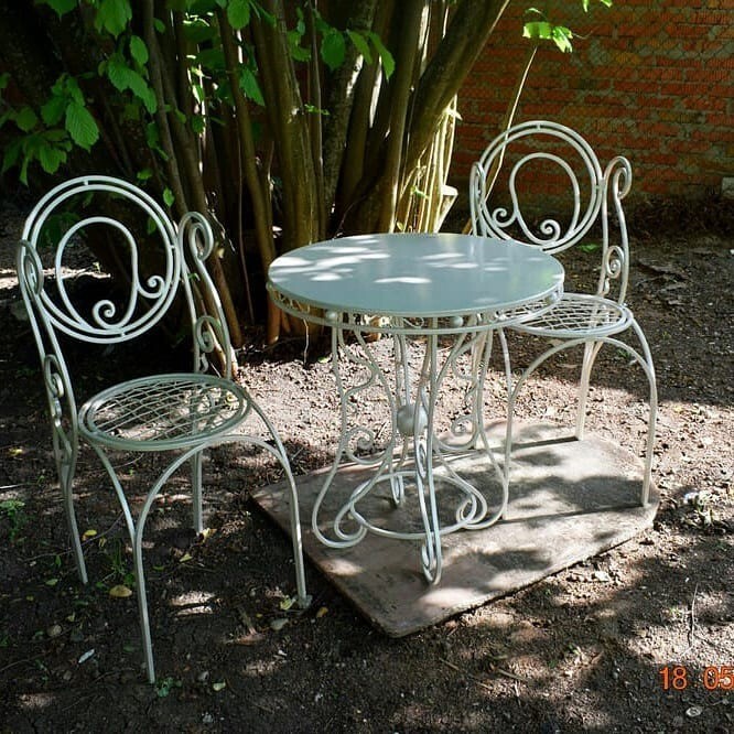 Інструменти для реставрації садових меблів: шліфувальна машина, пензлі, фарби