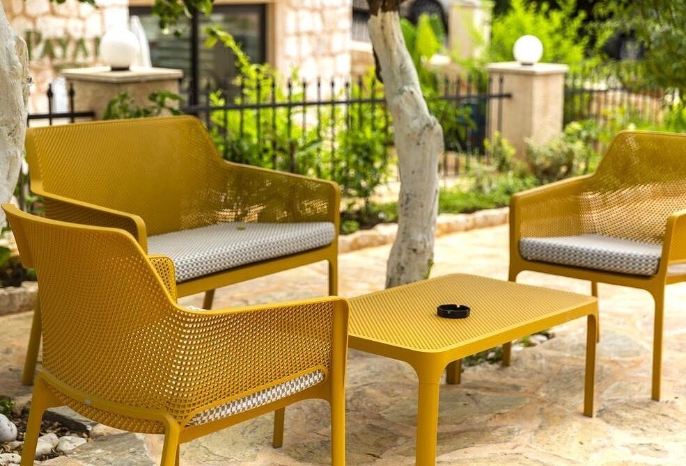 Реставрація дерев'яної лавки: заміна пошкоджених дощок та фарбування