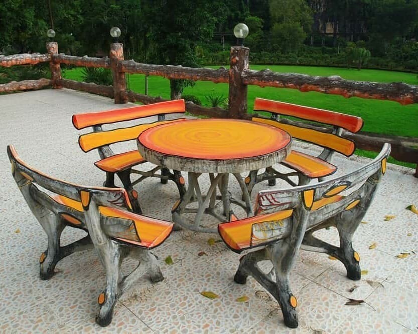 Відновлення садових меблів: підготовка до фарбування металевого каркасу стільця.