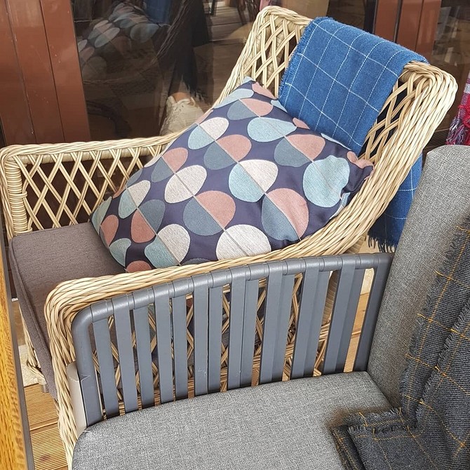 Процес фарбування ротангового крісла: рівномірне нанесення фарби пензлем