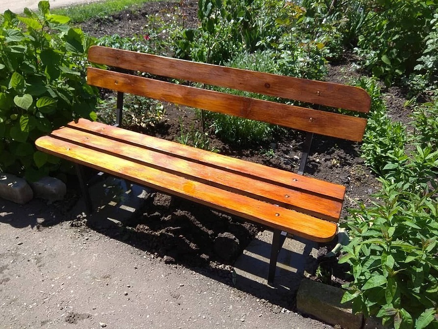 Відновлення кольору дерев'яного столу: використання морилки для надання глибини