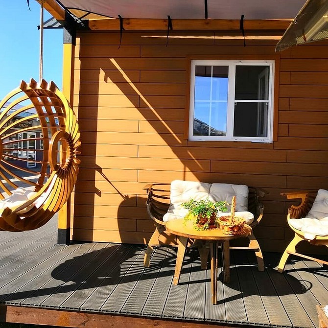 Реставрація пластикових садових меблів: фарбування стільців у яскраві кольори.