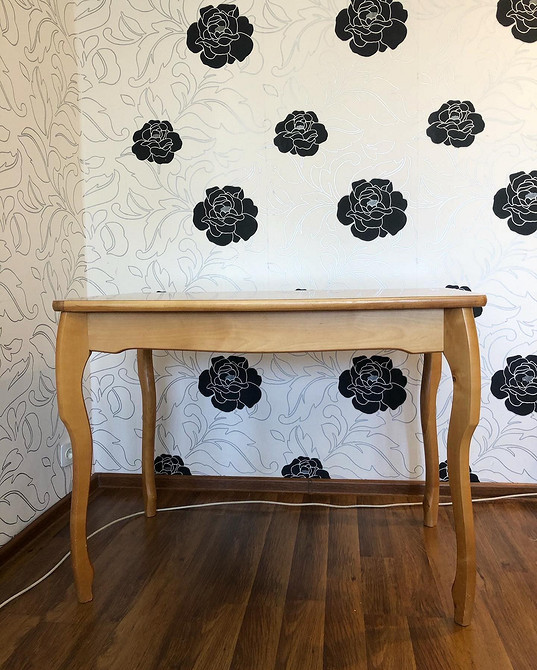 Відновлення старого столу: процес нанесення фарби для оновлення дизайну меблів