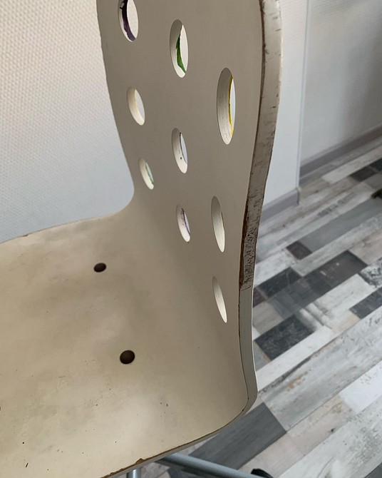 Ідеї для реставрації старих стільців: сучасний вигляд за допомогою яскравих кольорів.