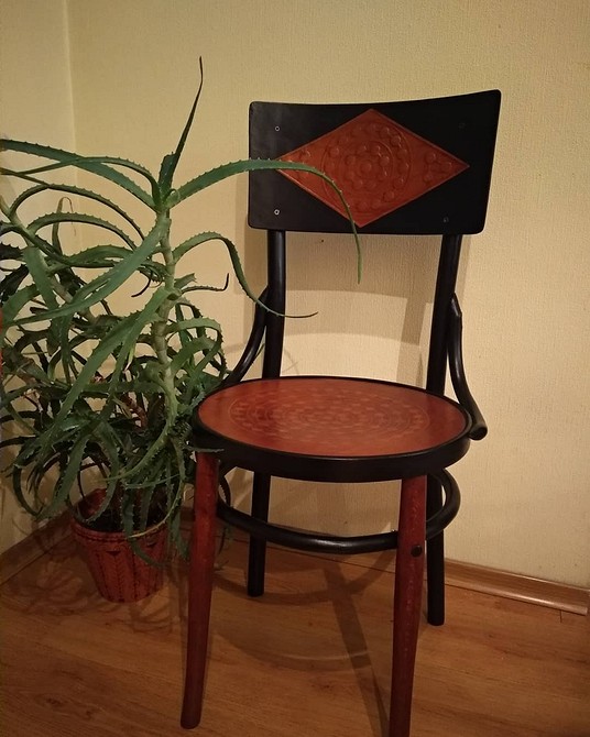 Переробка старого дерев'яного стільця: ідеї декору та оновлення для дому та саду