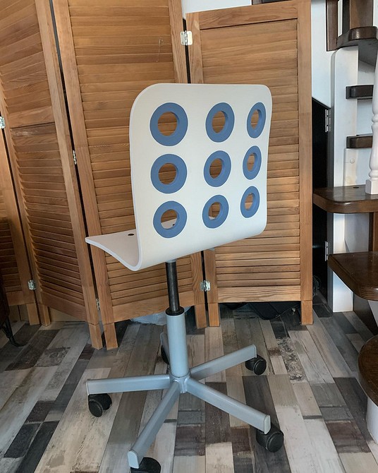 Реставрація дерев'яного стільця: видалення старого лаку та нанесення нового покриття.