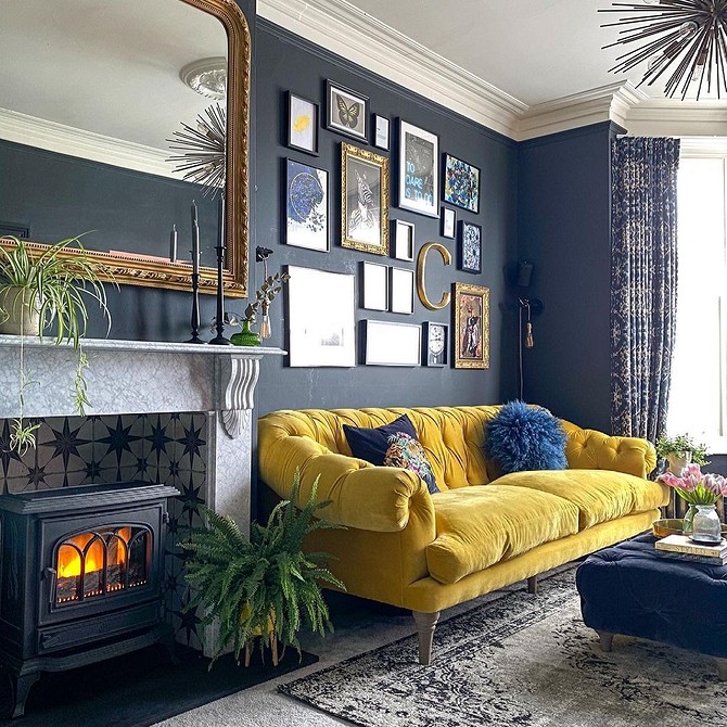 Поєднання різних відтінків сірого в інтер'єрі: диван та стіни.