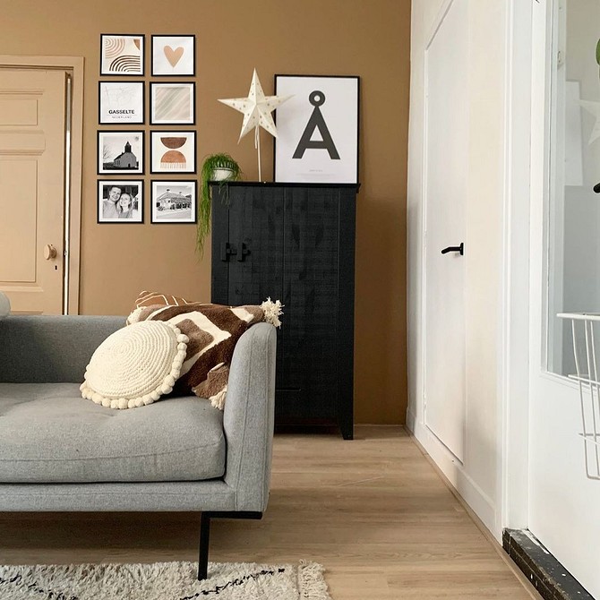 Стильний інтер'єр вітальні з диваном, що ідеально підібраний до кольору стін.