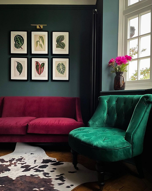 Інтер'єр кімнати з диваном нейтрального кольору, що пасує до будь-яких стін.