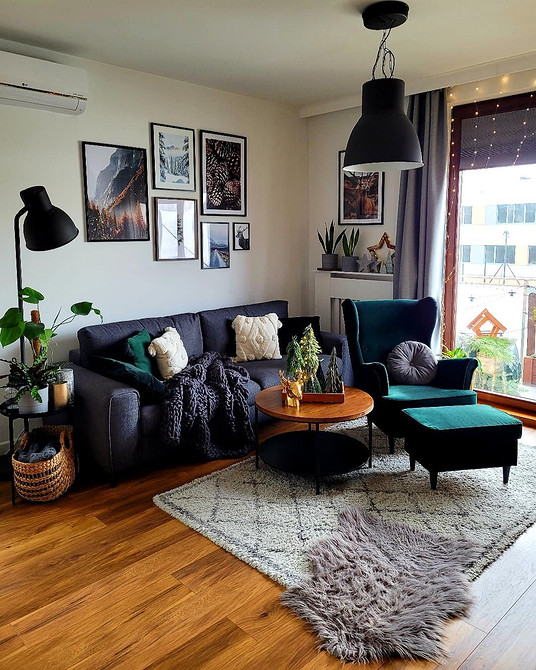 Поєднання кольору дивана та стін для гармонійного дизайну інтер'єру вітальні.